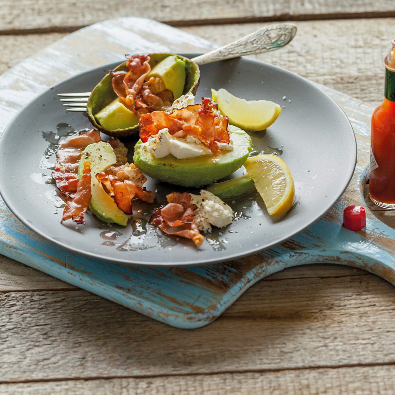 Avocado mit Frischkäse und Schinken