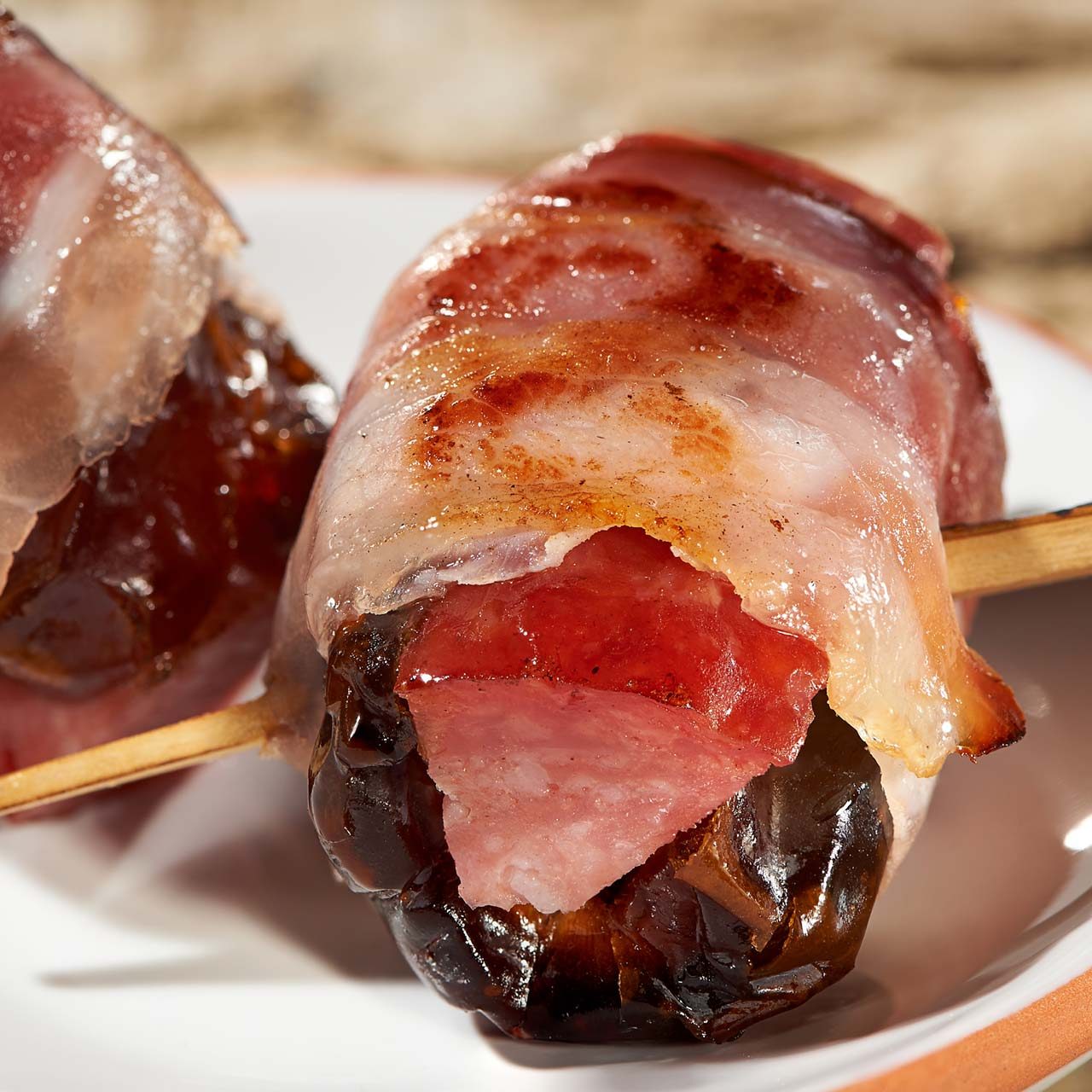 Tapas mit Datteln und Speck
