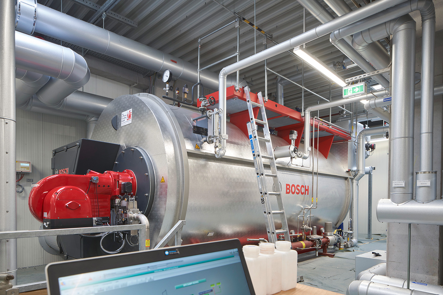 Die Dampfkesselanlage mit einer Leistung von 5 Tonnen pro Stunde versorgt die Räucheranlagen mit Dampf & Wärme.
